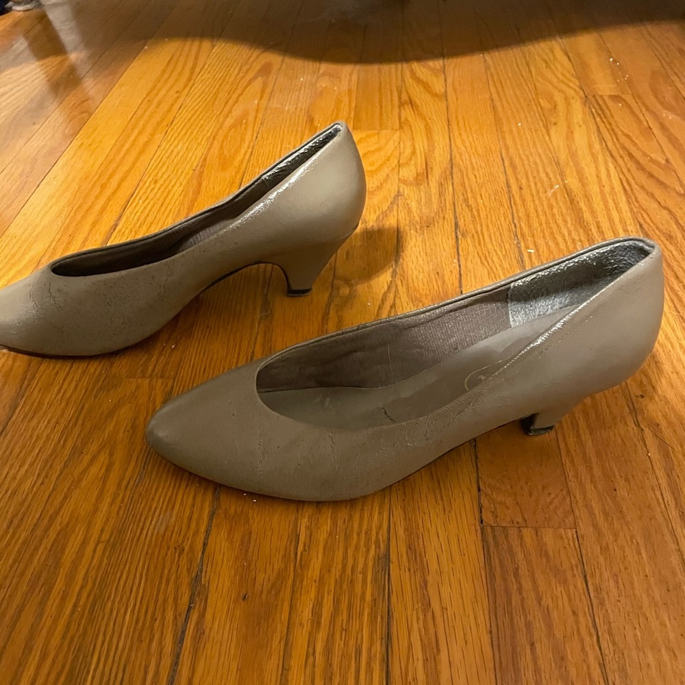 Low heal work shoe. 2/$25